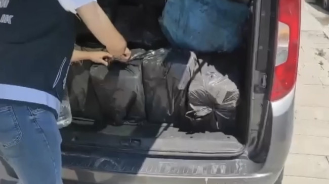 Adana’da kaçak ürün bulunan hafif ticari araçtaki 2 şüpheli tutuklandı