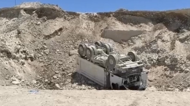 ADANA’NIN CEYHAN İLÇESİNDE  DEVRİLEN HAFRİYAT KAMYONUNUN SÜRÜCÜSÜ HAYATINI KAYBETTİ