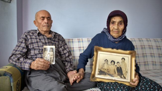 OSMANİYE’DE 20 YIL ÖNCE GÖRME YETİSİNİ KAYBEDEN 77 YILLIK EŞİNE “IŞIK” OLUYOR
