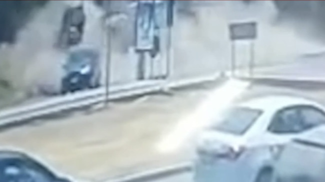 HATAY’DA PARK HALİNDEKİ 2 ARACA ÇARPAN OTOMOBİLİN SÜRÜCÜSÜ YARALANDI, KAZA ANI GÜVENLİK KAMERASINA YANSIDI