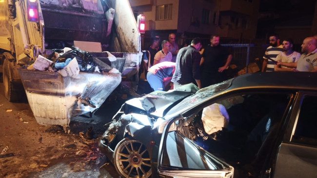 MERSİN’DE OTOMOBİL ÇÖP KAMYONUNA ÇARPTI, 1 KİŞİ HAYATINI KAYBETTİ, 4 KİŞİ YARALANDI