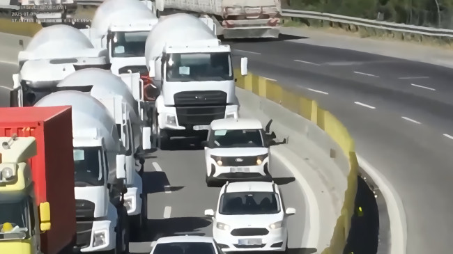 Adana’da otoyolda şerit ihlali yapan sürücüler dronla tespit edildi