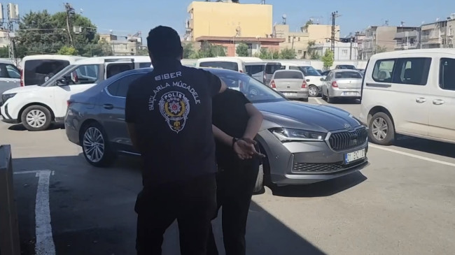 Adana’da ev satmak ve almak isteyen 2 kişiyi “sazan sarmalı” olarak bilinen yöntemle dolandırdıkları gerekçesiyle gözaltına alınan 2 zanlı tutuklandı