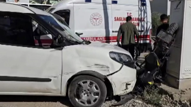 Adana’da kamyonet ile telefon hat dağıtım kutusu arasında sıkışan motosiklet sürücüsü yaralandı