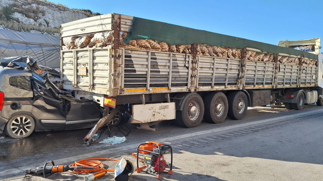 MERSİN’İN TARSUS İLÇESİNDE FECİ KAZA! TIRA ÇARPAN HAFİF TİCARİ ARAÇTAKİ 1’İ ÇOCUK 5 KİŞİ ÖLDÜ, 1 ÇOCUK AĞIR YARALANDI