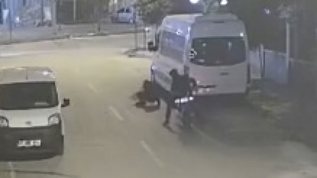 ADANA’DA MOTOSİKLETLİ 2 KİŞİ, BİR KADINI YERDE SÜRÜKLEYEREK ÇANTASINI GASP ETTİ!