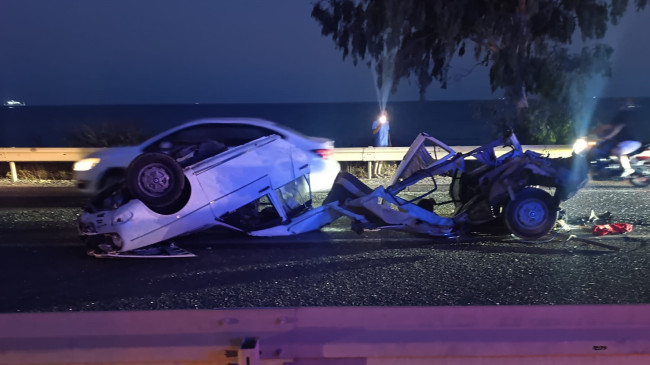 MERSİN’DE BARİYERE ÇARPAN OTOMOBİLİN SÜRÜCÜSÜ HAYATINI KAYBETTİ, YANINDAKİ KİŞİ YARALANDI