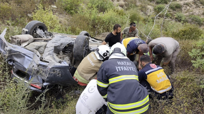 Hatay’da uçuruma yuvarlanan otomobildeki 4 kişi yaralandı