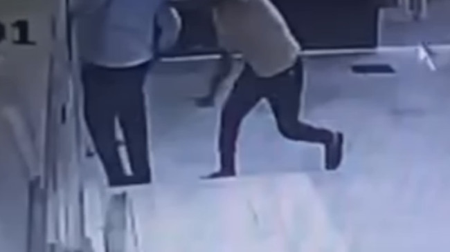 MERSİN’DE CAMİ AVLUSUNDA KENDİSİNİ UYARAN MÜEZZİNİ BIÇAKLADI!