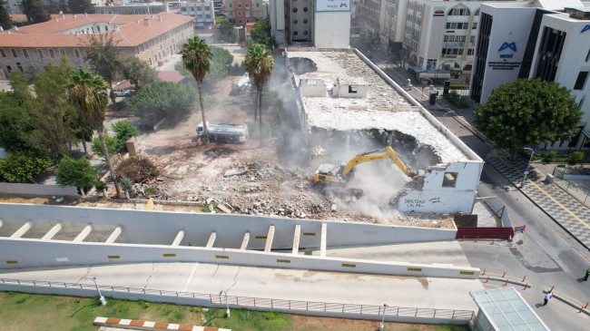 Mersin’de kullanım ömrünü tamamlayan öğretmenevi binası kontrollü yıkıldı