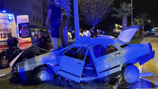 Osmaniye’de refüjdeki ağaca çarpan otomobilin sürücüsü hayatını kaybetti