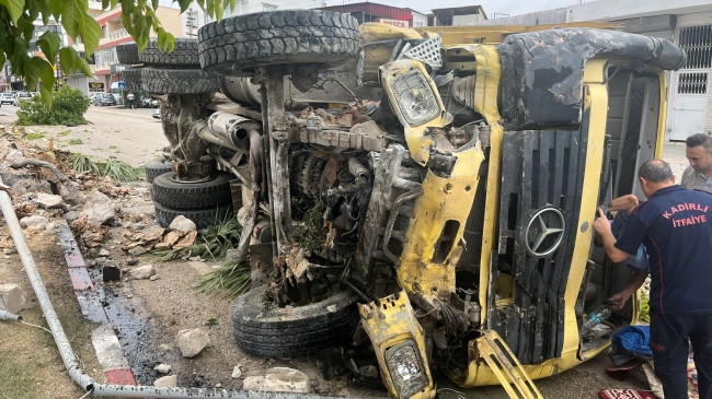 Osmaniye’de refüje çarpıp devrilen hafriyat kamyonunun sürücüsü yaralandı