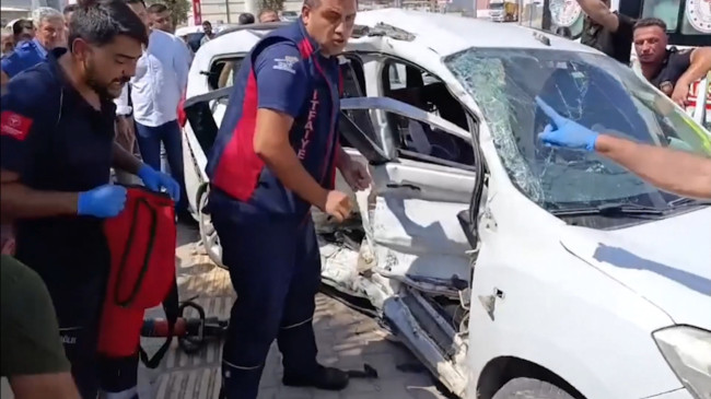 Hatay’da otomobil ile çekicinin çarpıştığı kazada 3 kişi öldü, 3 kişi yaralandı