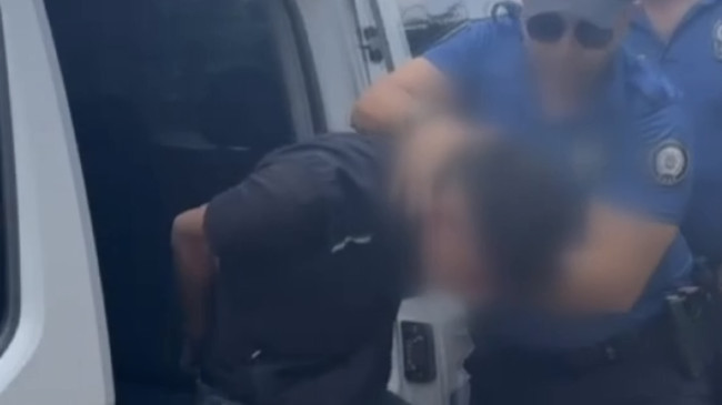 Adana’da zorla cam silerek sürücüleri rahatsız eden şüpheli yakalandı