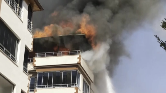 Gaziantep’te apartmanın terasında çıkan yangın itfaiye ekiplerinin müdahalesiyle söndürüldü
