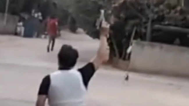 ADANA KOZAN’DA DEHŞET ANLAR! AV TÜFEĞİYLE ÇEVREYE RASTGELE ATEŞ AÇAN ZANLI KOVALAMACA SONUCU YAKALANDI…