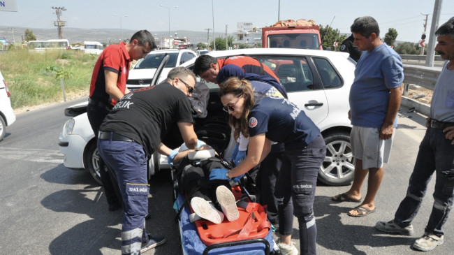 Mersin’de bariyere çarpan otomobilin sürücüsü yaralandı
