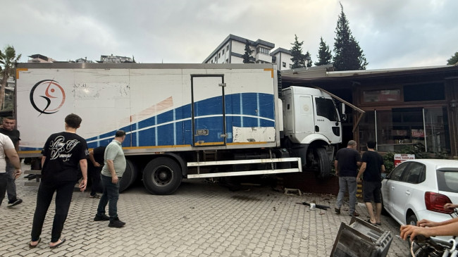 Hatay’da vidanjör ve restorana çarpan kamyonun şoförü yaralandı