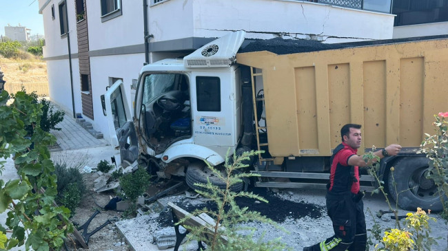 Mersin’de hafriyat kamyonu apartmanın balkonuna çarptı