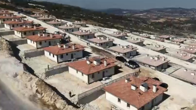 Hatay’ın Yayladağı ilçesinde 6 Şubat depremlerin ardından yapımına başlanan 93 kırsal afet konutunun inşası devam ediyor