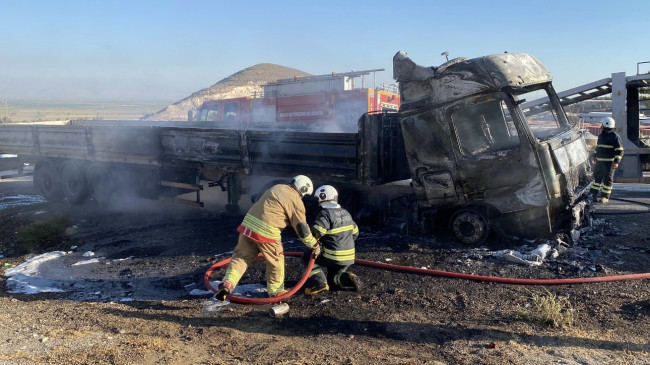 Hatay’da seyir halindeki tırda çıkan yangın sonrası tır kullanılamaz hale geldi