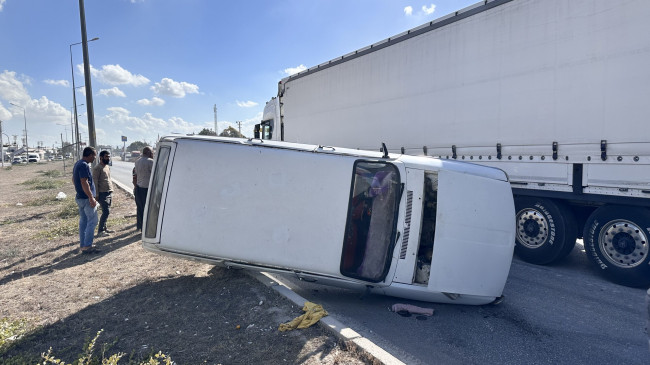 ADANA’DA E5 KARAYOLUN’DA KAZA: OTOMOBİL REFÜJE DEVRİLDİ