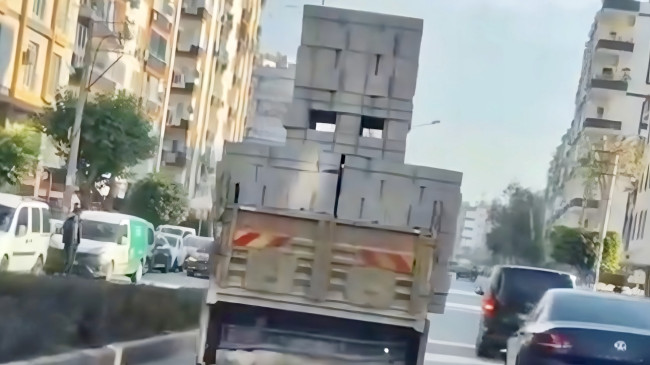 Mersin’de trafiği tehlikeye düşüren kamyon sürücüsüne 3 bin 65 lira para cezası