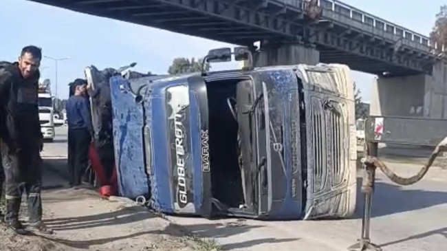 Adana Ceyhan Yolunda Damperi Açık Tır Köprüye Çarptı: Sürücü Yaralandı