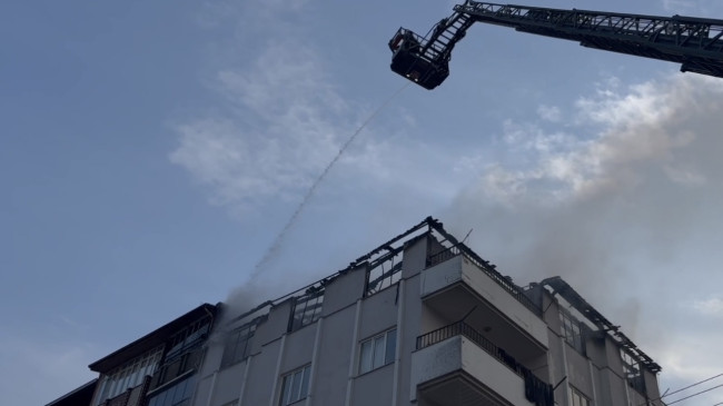 Gaziantep’te apartmanın çatısında çıkan yangın itfaiye ekiplerince söndürüldü