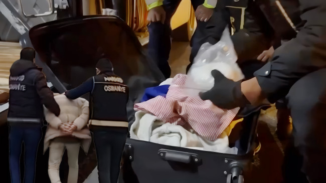 Osmaniye’de şehirler arası yolcu otobüsünde bir yolcunun valizinde 4 kilo 715 gram uyuşturucu bulundu