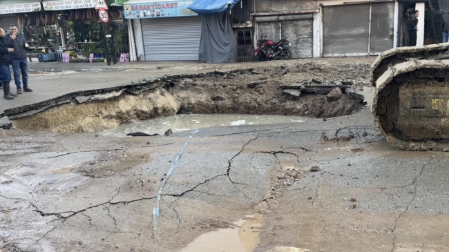 Adana’nın merkez Seyhan ilçesinde su borusunun patladığı caddede çukur oluştu