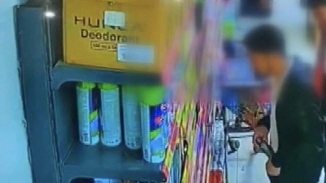 Adana’da parfüm çalmaları güvenlik kamerasınca kaydedilen 2 zanlı yakalandı