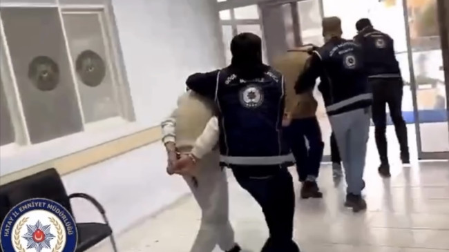 Hatay’da yurda yasa dışı yollarla giren 8 Suriyeli yakalandı, göçmen kaçakçılığı yaptığı iddiasıyla 2 zanlı tutuklandı