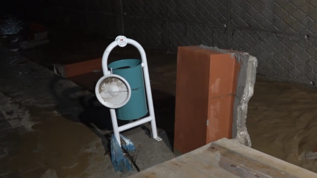 Adana’da sağanak hayatı olumsuz etkiledi Merkez Sarıçam ilçesinde bir siteyi su bastı. Yağışın etkisiyle sitenin istinat duvarı da çöktü