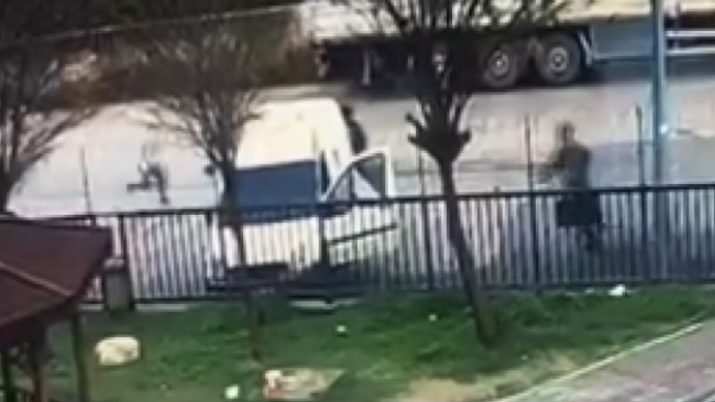 ADANA’DA SOKAKTA TABANCAYLA VURULAN BABA YARALANDI, OĞLU HAYATINI KAYBETTİ