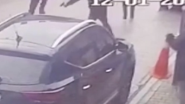 Adana’da bir zanlının darbettiği öğretmene doğru tabancayla ateş açması güvenlik kamerasınca görüntülendi