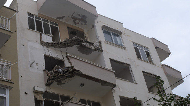 Mersin’de 5 katlı atıl binadaki 2 dairenin balkonları çöktü