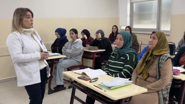 Gaziantepli 65 yaşındaki Zeliha teyze İngilizce öğrenme azmiyle örnek oluyor