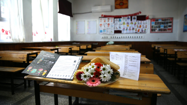 Adana’da babaları tarafından öldürülen kardeşlerin karneleri sınıflarındaki sıralarına çiçeklerle bırakıldı