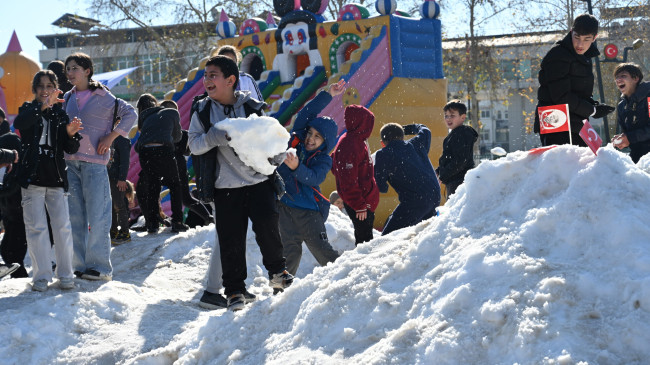 Osmaniye’de öğrenciler kamyonlarla getirilen karla eğlendi