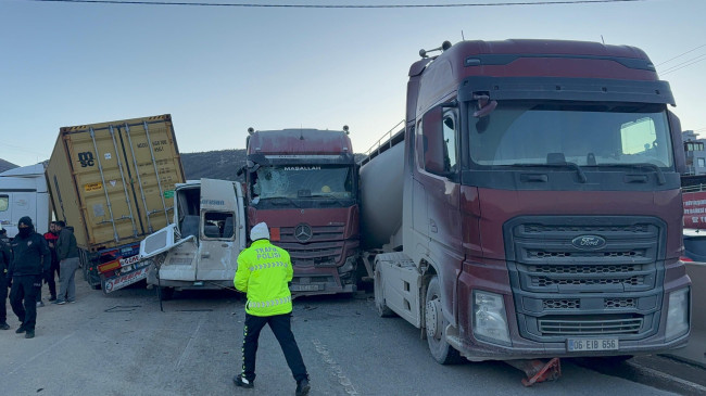 HATAY’DA 11 ARACIN KARIŞTIĞI TRAFİK KAZASINDA 11 KİŞİ YARALANDI