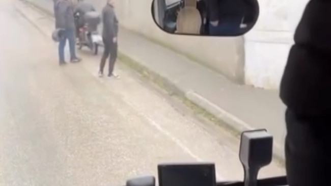 Adana’da işçi servisinin camını kaskla kıran motosiklet sürücüsünün ehliyetine süresiz el konuldu