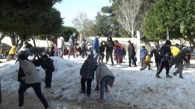 Mersin’de çocuklar Toros Dağları’ndan getirilen karla eğlendi