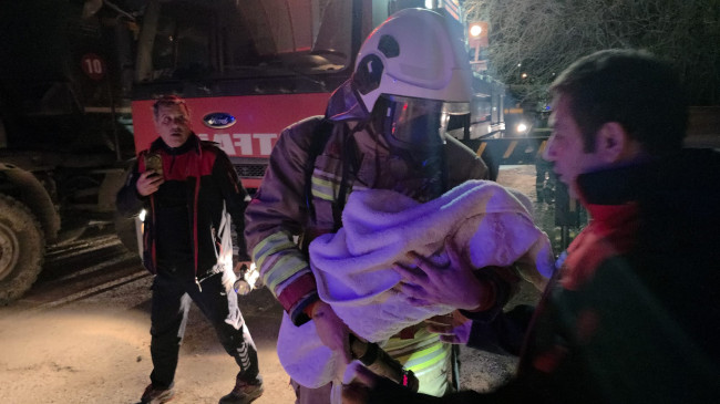 Hatay’da 5 katlı binada çıkan yangında mahsur kalan 30 kişi kurtarıldı