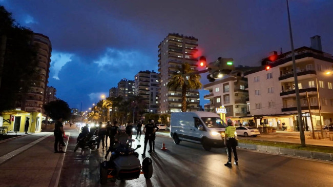 Mersin’de trafikte kural ihlali yapan 1413 sürücüye 4 milyon 701 bin 282 lira ceza