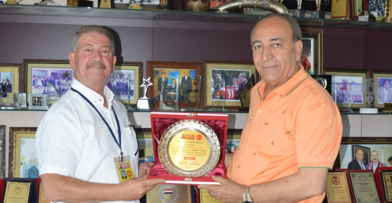 EFSANE BAŞKAN’A YILIN İŞADAMI ÖDÜLÜ