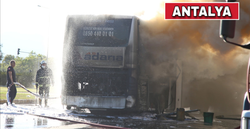 ANTALYA’DA HAREKET HALİNDEYKEN ALEV ALAN YOLCU OTOBÜSÜ YANDI…