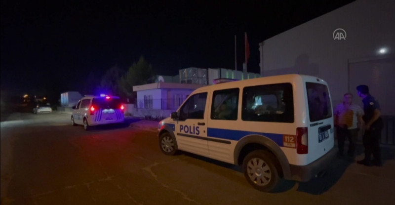 ADANA’DA EŞİYLE KAVGASINI AYIRAN KİŞİYİ BICAKLA ÖLDÜREN ZANLI TUTUKLANDI…