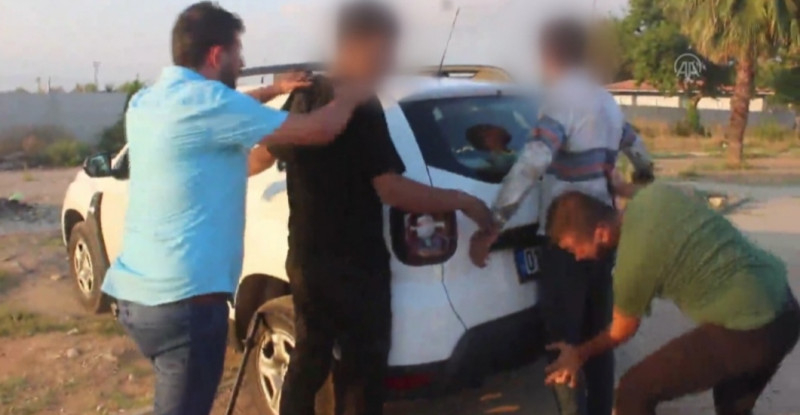 ADANA’da  Sokakta Kadını Darbeden 2 Şüpheli Yakalandı