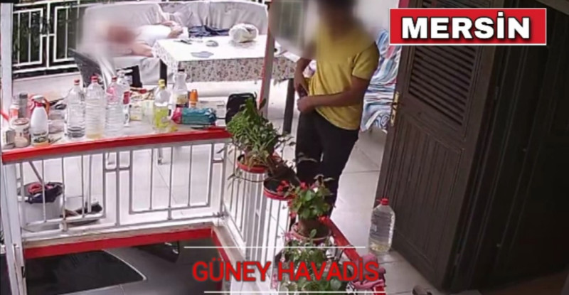 MERSİN’DE BALKONDA UYUYAN KİŞİNİN TELOFONUNUN VE AYAKKABILARININ ÇALINMASI KAMERADA
